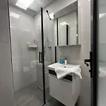 Comfortable 2br Near Center With En-suite Lägenhet *