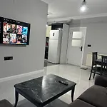 Lägenhet Comfortable 2br Near Center With En-suite *