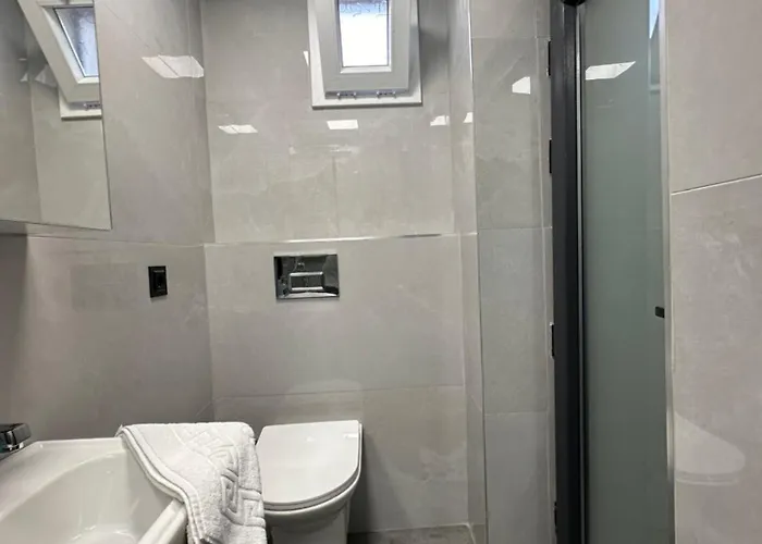 Comfortable 2br Near Center With En-suite شقة