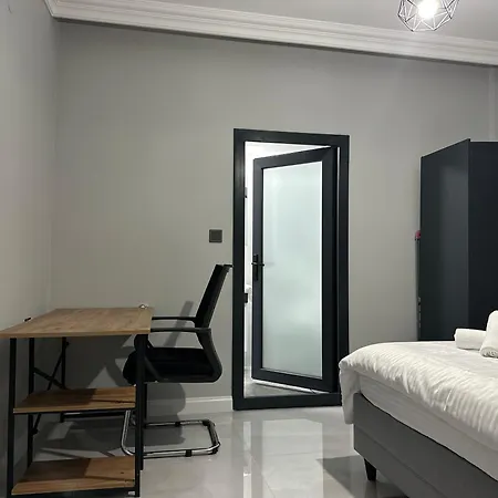 Comfortable 2br Near Center With En-suite Appartement