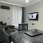 Comfortable 2br Near Center With En-suite Apartmán